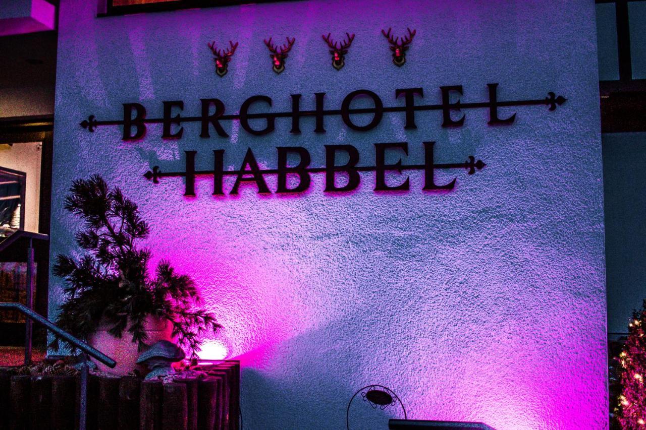 Berghotel Habbel Und Die Welt Kann Warten Cobbenrode Esterno foto