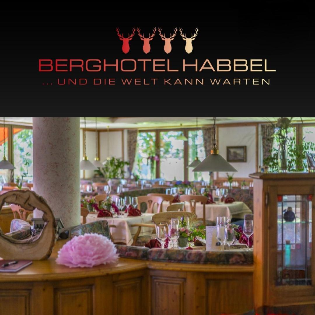 Berghotel Habbel Und Die Welt Kann Warten Cobbenrode Esterno foto