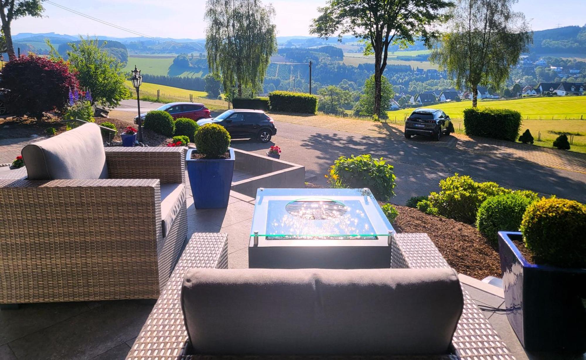 Berghotel Habbel Und Die Welt Kann Warten Cobbenrode Esterno foto