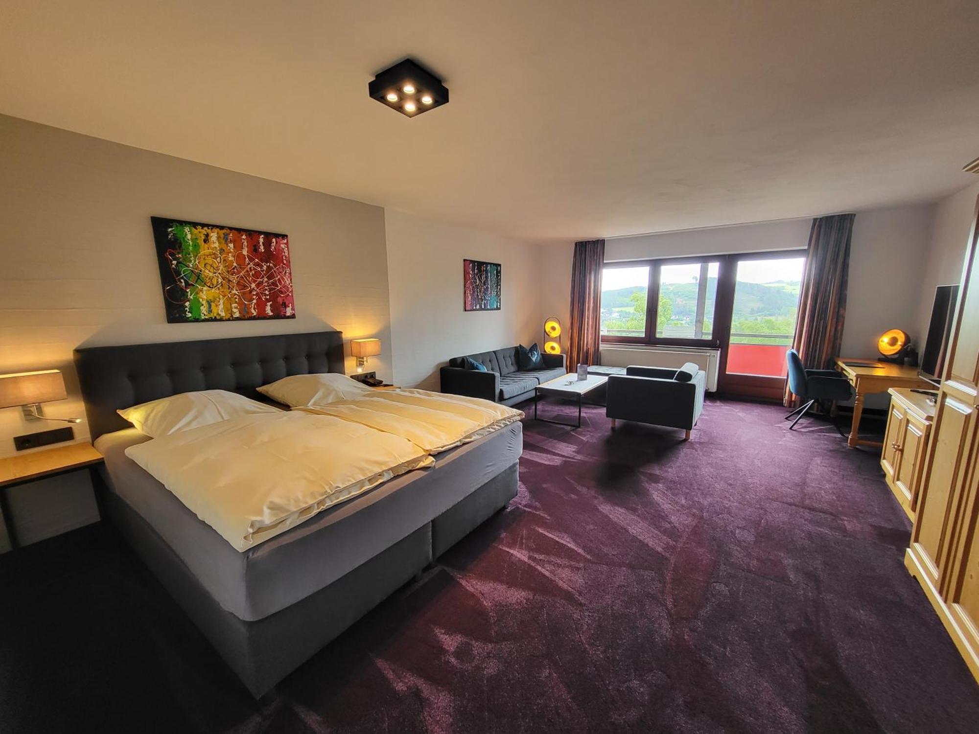 Berghotel Habbel Und Die Welt Kann Warten Cobbenrode Esterno foto
