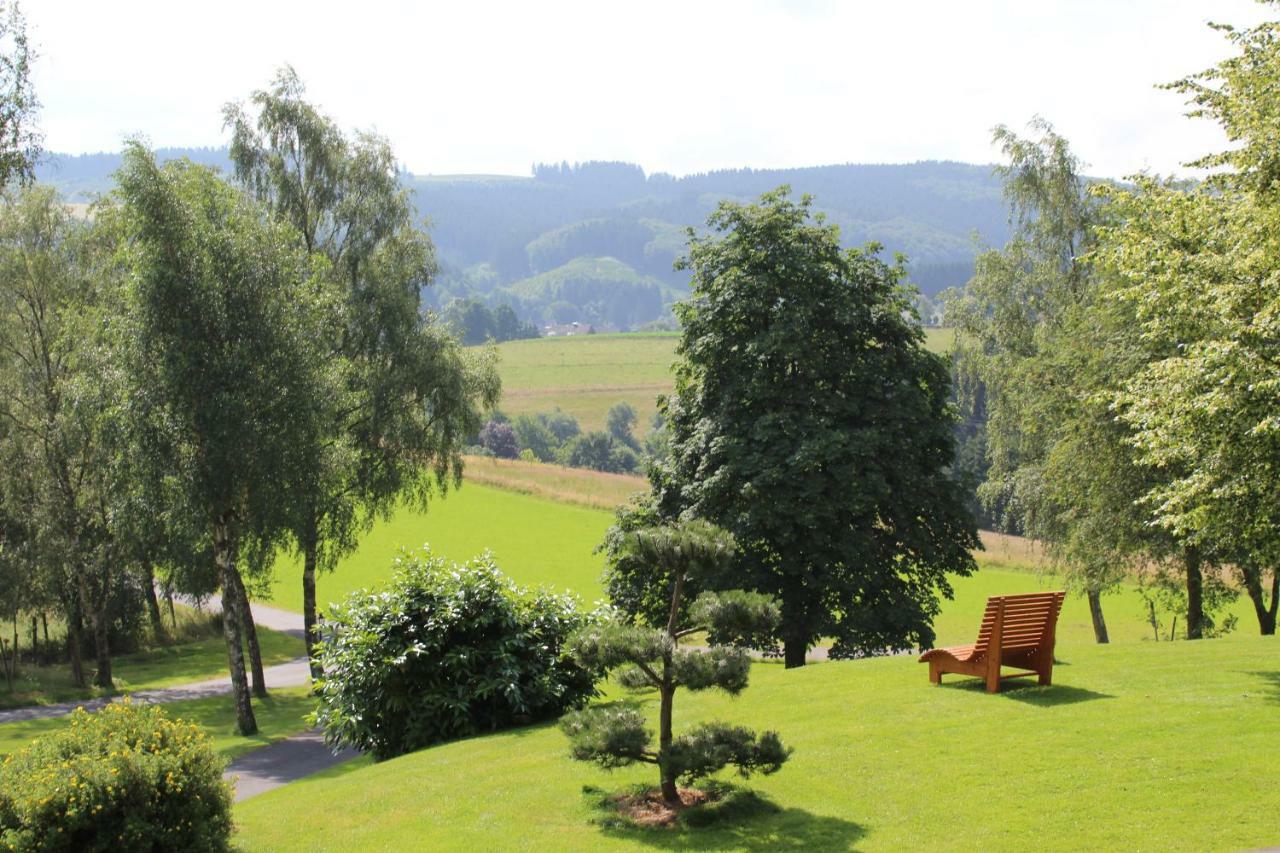 Berghotel Habbel Und Die Welt Kann Warten Cobbenrode Esterno foto