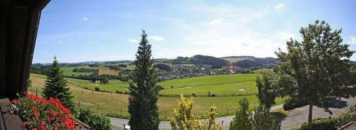 Berghotel Habbel Und Die Welt Kann Warten Cobbenrode Esterno foto